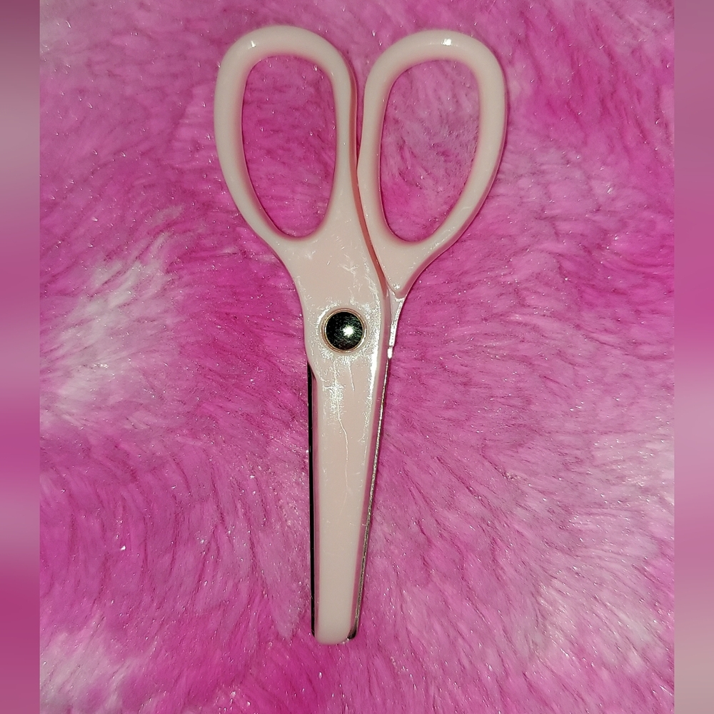 Brand New, Travel / Mini Scissors in Pink (2.76 inches × 1.18 inches)